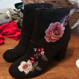 American Eagle Rose floral embroidered black boots
